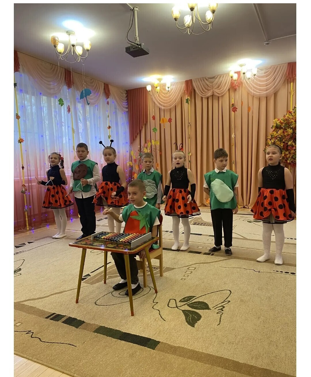 Осенний праздник Осенний праздник.