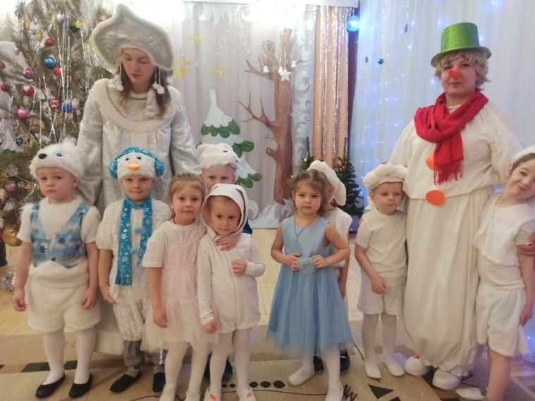 Как «Знайки» прощались с ёлочкой..